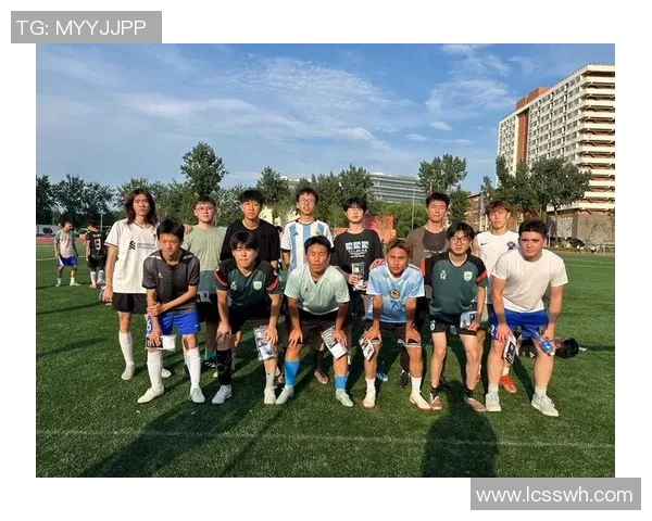 在绿茵场上挥洒汗水足球特写展现激情与梦想的碰撞 在绿茵场上挥洒汗水足球特写展现激情与梦想的碰撞